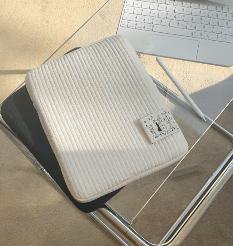 |thus| Quilted Laptop Pouch (Black/Ivory) 11"