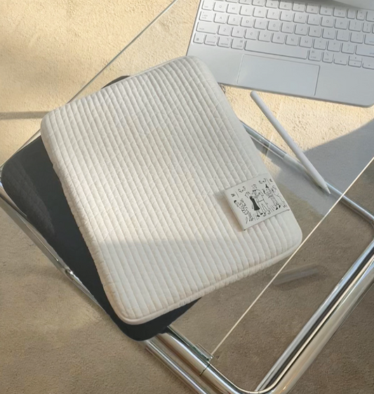 |thus| Quilted Laptop Pouch (Black/Ivory) 11"