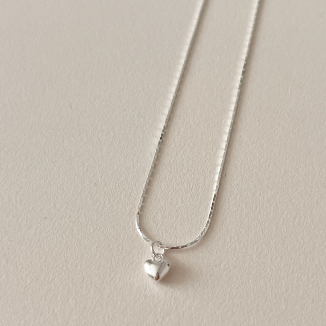 |aube n berry| Ari Mini Heart Pendant Boxchain Necklace