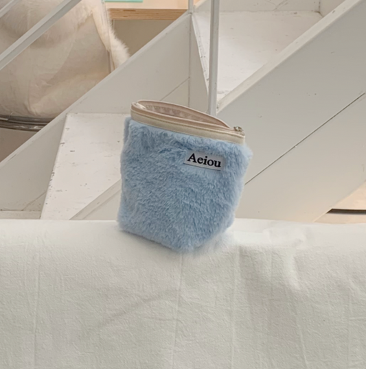 ｜aeiou｜ Aeiou Basic Pouch (M size) Powder Blue Fur