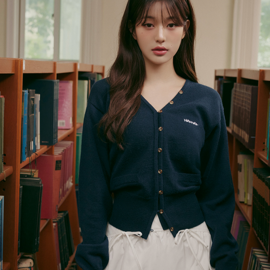 ｜rola rola｜ V NECK LOGO BUTTON CARDIGAN NAVY