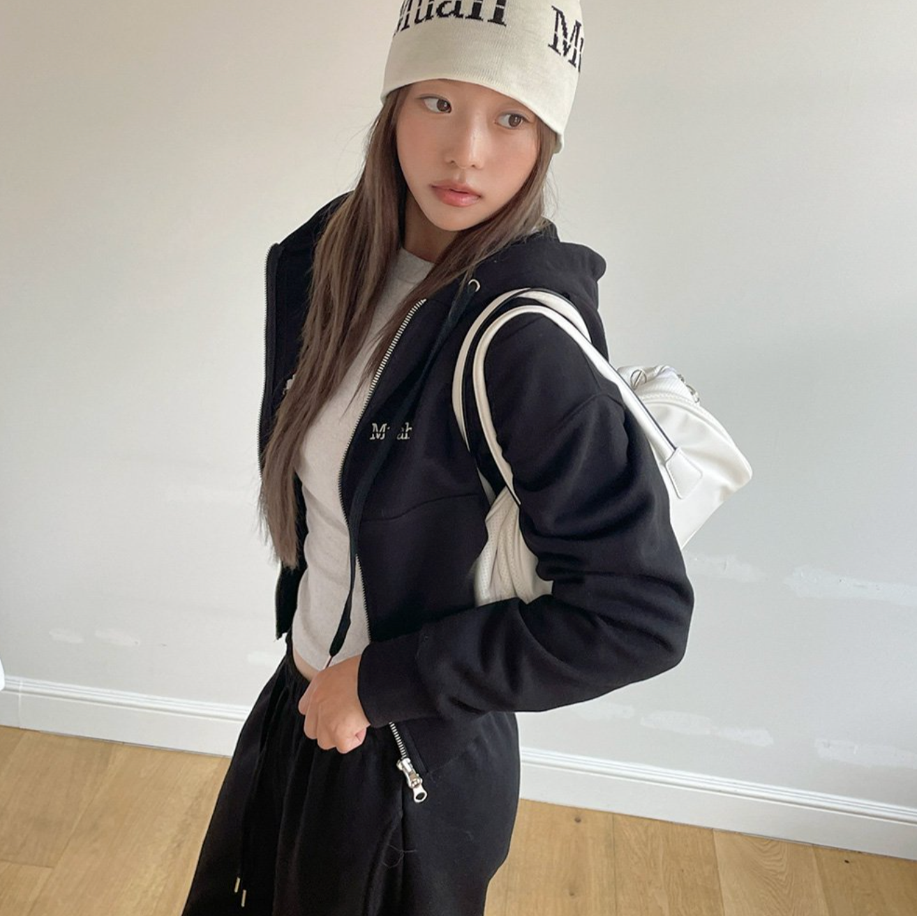 ｜muahmuah｜ Logo Stitch Regular Fit Hooded Zip-Up (Black)