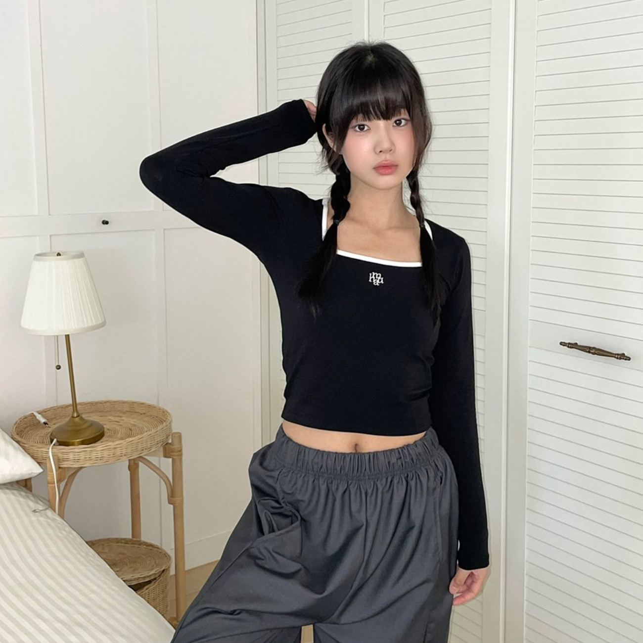 ｜muahmuah｜ Logo Stitch Square Neck Coloring Long Sleeve T-shirt (Black)